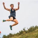Un coureur acrobate sur les montagnes du Pays basque
