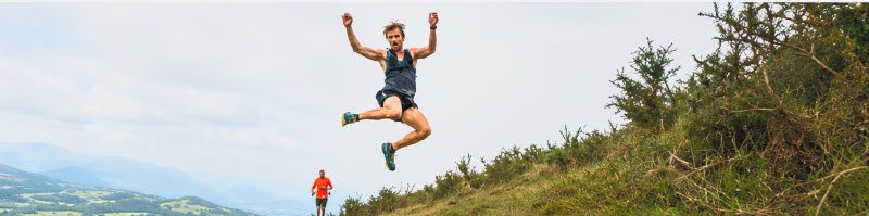 Un coureur acrobate sur les montagnes du Pays basque
